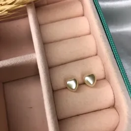 Brinco Pequeno Coração Pérola - Banhado a Ouro 18K