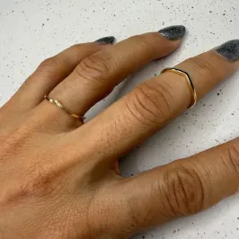 Anel Minimalista com V - Banhado a Ouro 18k