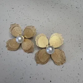 Brinco Flor 4 Pétalas e Pérola - Banhado em Ouro 18k