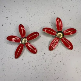Brinco Flor Esmaltado Vermelho - Banhado Ouro 18K