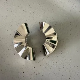Brinco Leque Martelado - Banho em Ródio Branco