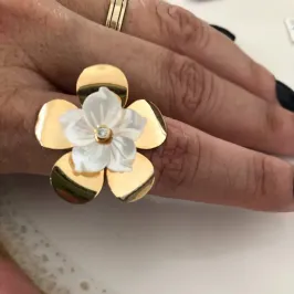 Anel Flor com Madrepérola e Ponto de Luz - Banhado a Ouro 18k