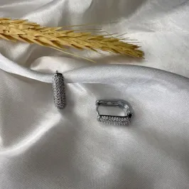 Brinco Argola em U Cravejado Zircônias - Banho em Ródio
