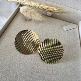 Brinco Redondo com Textura - Banhado a Ouro 18K