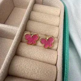 Brinco Borboleta Resina Rosa Pequeno - Banhado em Ouro 18K