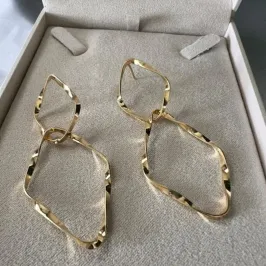 Brinco Geométrico Torcido Grande - Banhado a Ouro 18K