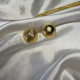 Brinco Meia Bola Texturizado - Banhado a Ouro 18K
