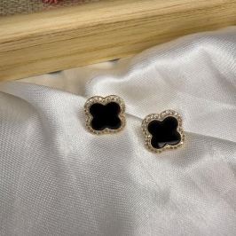 Brinco Trevo com Zircônias Preto - Banhado a Ouro 18K
