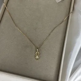 Pingente Menina Cravejado Zircônias - Banhado a Ouro 18K