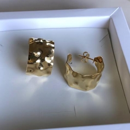 Brinco Semi Argola Orgânica - Banhado a Ouro 18k