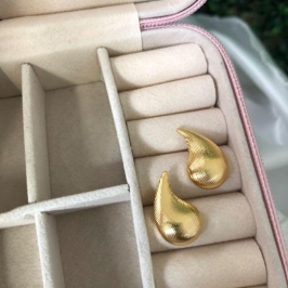 Brinco Vírgula Detalhes Riscados - Banhado a Ouro 18k