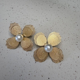 Brinco Flor 4 Pétalas e Pérola - Banhado em Ouro 18k