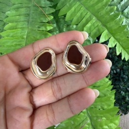Brinco Orgânico Resina Marrom - Banhado em Ouro 18k
