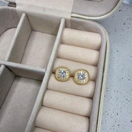 Brinco Quadrado  Estruturado com Detalhe em Zircônias