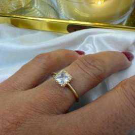 Anel Solitário com Zircônia Quadrada - Banhado a Ouro 18k