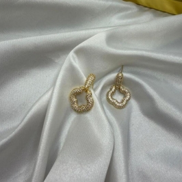 Brinco Trevo Cravejado Zircônias - Banhado a Ouro 18k