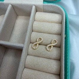 Brincos Infinito Cravejados Zircônias - Banhado a Ouro 18k