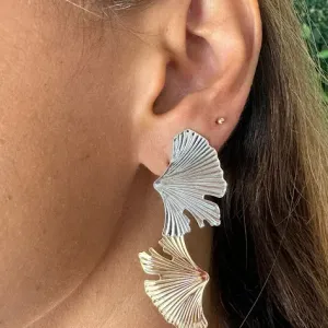 Brinco Meia Flor Texturizado com 2 Banhos Dourado e Ródio - Banhado a Ouro 18k