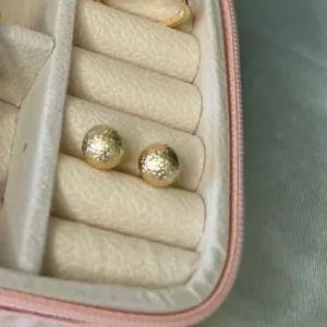 Brinco Bola Médio Textura Dourado - Banhado a Ouro 18K