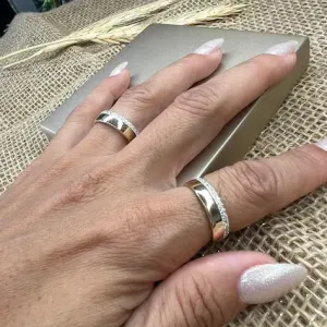 Aliança com Fileira de Microzircornias - Banhado a Ouro 18K