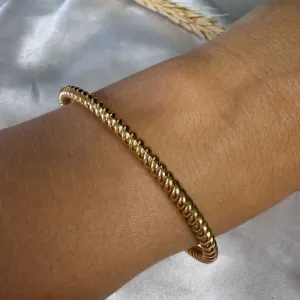 Bracelete Torcido Minimalista - Banhado em Verniz Italiano