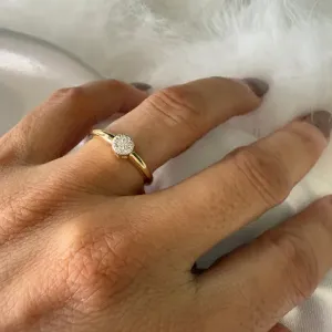 Anel Solitário Redondo Com Microzircônias - Banhado a Ouro 18K