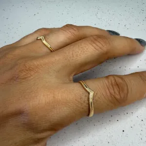 Anel Minimalista em V Textura - Banhado em Ouro 18k