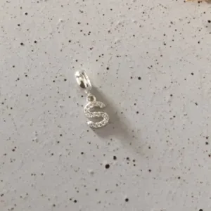 Berloque Letra S Cravejado - Prata 925