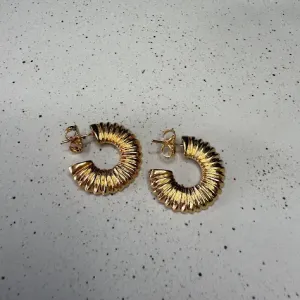 Brinco Argola Texturizada - Banhado a Ouro 18K