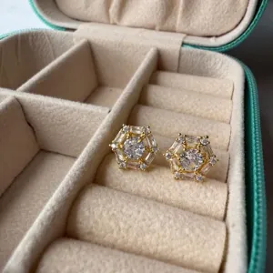 Brinco Ponto de Luz Cravejado Baguete - Banhado a Ouro 18k