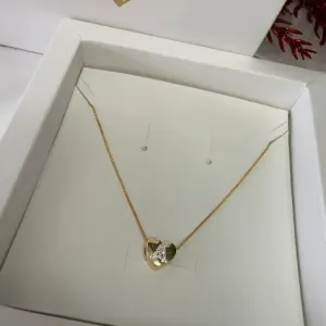 Colar com Pingente Letra Cravejada no Coração - Banhado a Ouro 18K