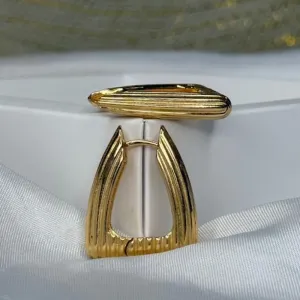 Brinco Argola Grande Triângulo Textura - Banhado a Ouro 18K