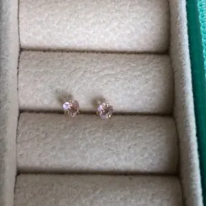 Brinco Infantil Coração de Zircônia Rosa - Banhado a Ouro 18K