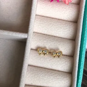 Brinco Infantil Lacinho Cravejado  Micro Zircônias