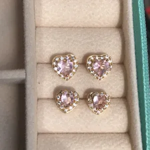 Dupla de Brincos Coração Rosa Cravejados - Banhado a Ouro 18K