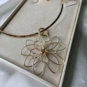 Pingente Flor Vazado Aramado - Banhado a Ouro 18K
