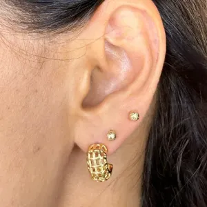 Brinco Meia Argola Trama Vazados -  Banhado a Ouro 18K