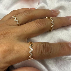 Anel Zig Zag Metade Cravejado Zircônias - Banhado a Ouro 18K