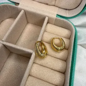 Brinco Argola Oval Texturizada - Banhado a Ouro 18K