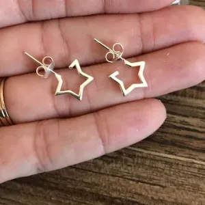 Brinco Argolinha de Estrela Vazada - Prata 925