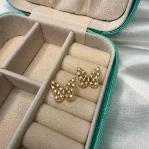 Brinco Borboleta com Zircônias - Banhado a Ouro 18K