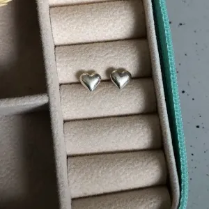 Brinco Coração Liso Pequeno (2º ou 3º  Furo) - Prata 925