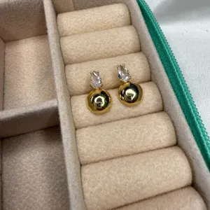 Brinco Esfera com Ponto de Luz Pequeno - Banhado a Ouro 18K