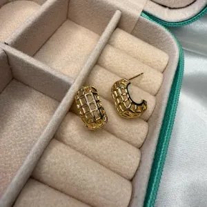 Brinco Meia Argola Trama Vazados -  Banhado a Ouro 18K