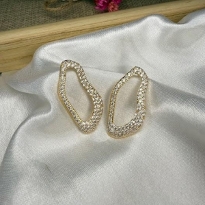 Brinco Orgânico Cravejado Zircônias Vazado -  Banhado a Ouro 18K