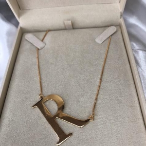 COLAR INICIAL LETRA DEITADA 45cm - Banhado a Ouro 18K