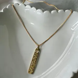 Colar Pingente Plaquinha Familia - Banhado a Ouro 18K