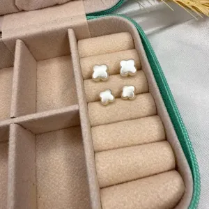 Dupla de Brincos Trevo Pèrola - Banhado a Ouro 18K