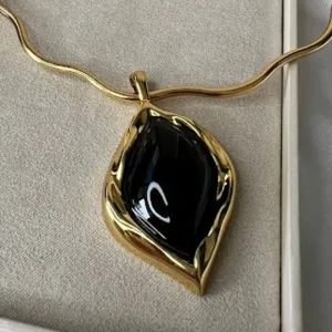 Pingente Formato Folha Resinado - Banhado a Ouro 18K