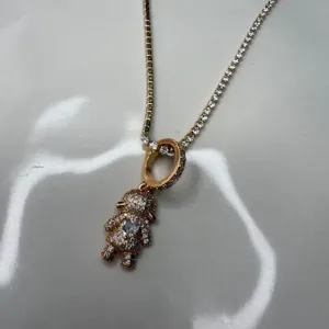 Pingente Linha Filhos Cravejado Menina  - Banhado a Ouro 18K